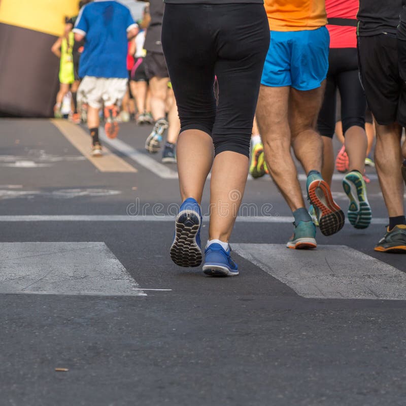 Gente que se ejecuta en maratón de la ciudad imagen de archivo libre de regalías Gente que se ejecuta en maratón de la ciudad imagen de archivo libre de regalías