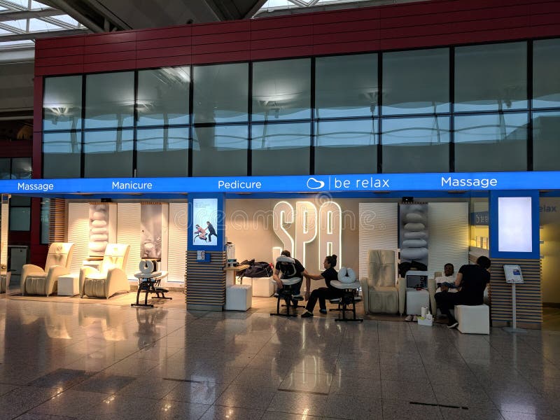 Gente que se relaja en los sofás cómodos en el centro del balneario en el aeropuerto de Estambul con opciones del masaje, de la m foto de archivo libre de regalías Gente que se relaja en los sofás cómodos en el centro del balneario en el aeropuerto de Estambul con opciones del masaje, de la m foto de archivo libre de regalías
