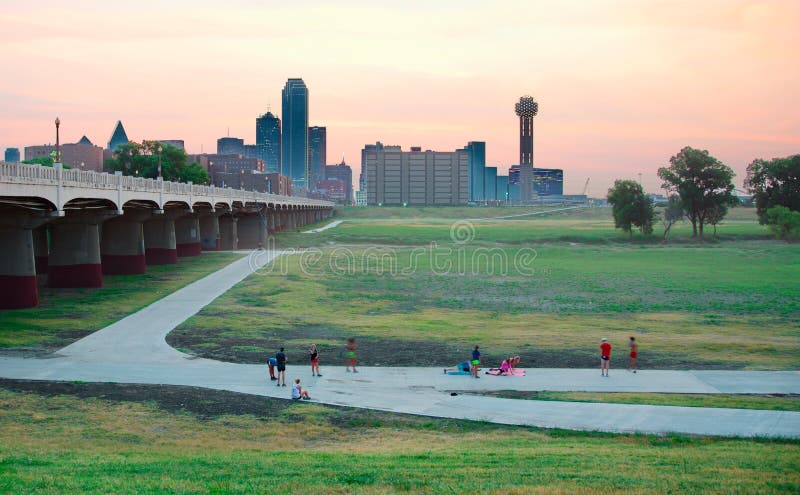 Gente que se resuelve delante del horizonte de Dallas imagen de archivo libre de regalías Gente que se resuelve delante del horizonte de Dallas imagen de archivo libre de regalías