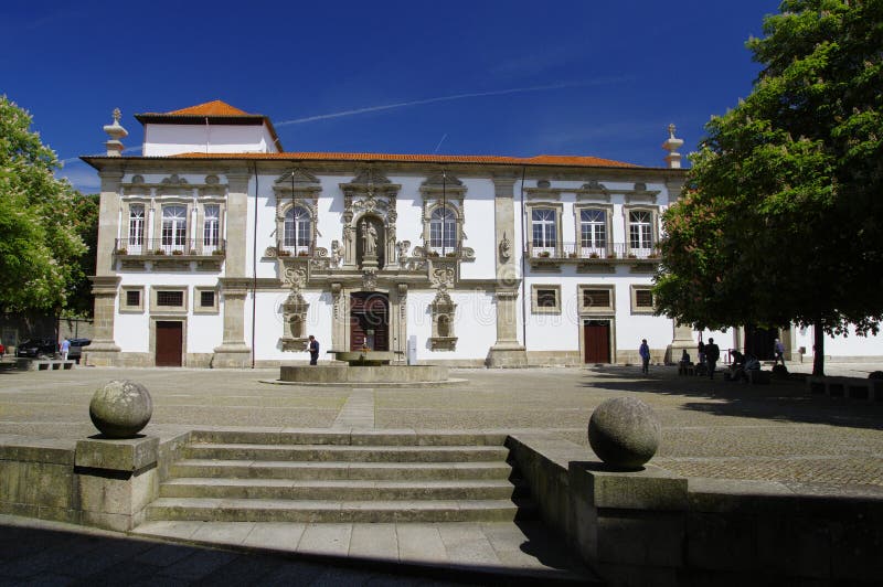 Gente que se sienta en la sombra de árboles Guimaraes fotografía de archivo libre de regalías Gente que se sienta en la sombra de árboles Guimaraes fotografía de archivo libre de regalías