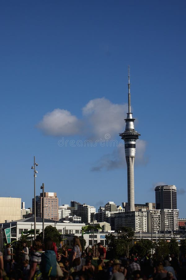 Gente que termina un día del fin de semana en el parque de Silo, Auckland, Nueva Zelanda imágenes de archivo libres de regalías Gente que termina un día del fin de semana en el parque de Silo, Auckland, Nueva Zelanda imágenes de archivo libres de regalías