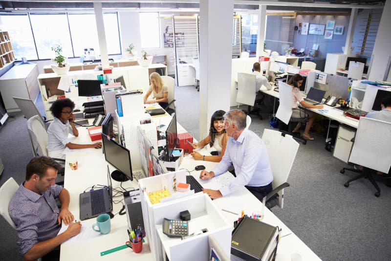 Gente que trabaja en una oficina ocupada imágenes de archivo libres de regalías