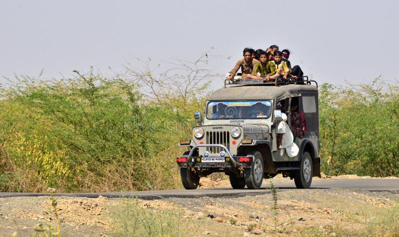 Gente que viaja en el jeep en Gujrat la India imágenes de archivo libres de regalías Gente que viaja en el jeep en Gujrat la India imágenes de archivo libres de regalías