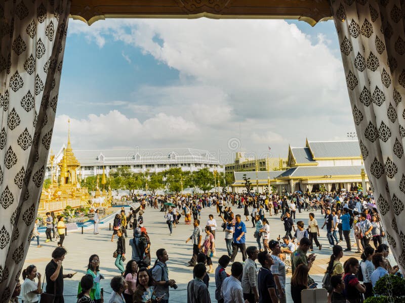 Gente que visita el crematorio y la exposición reales para el HM rey Bhumibol Adulyadej de Tailandia en la noche imágenes de archivo libres de regalías Gente que visita el crematorio y la exposición reales para el HM rey Bhumibol Adulyadej de Tailandia en la noche imágenes de archivo libres de regalías