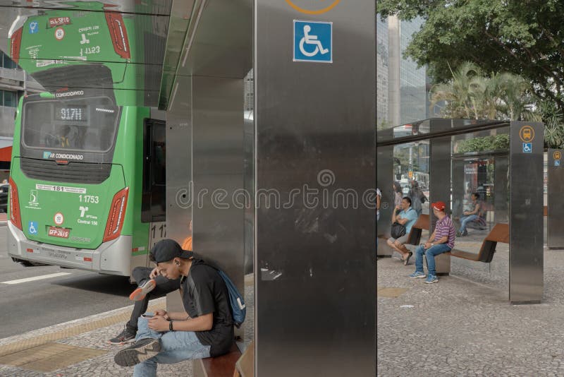 Gente real en las calles de sao paulo brasil fotos de archivo