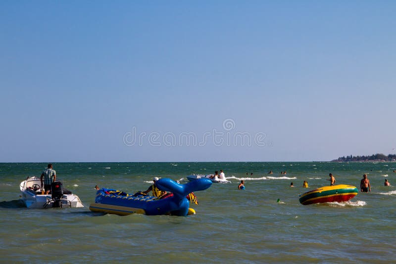Gente sconosciuta divertendosi nel mare di Azov immagini stock libere da diritti Gente sconosciuta divertendosi nel mare di Azov immagini stock libere da diritti