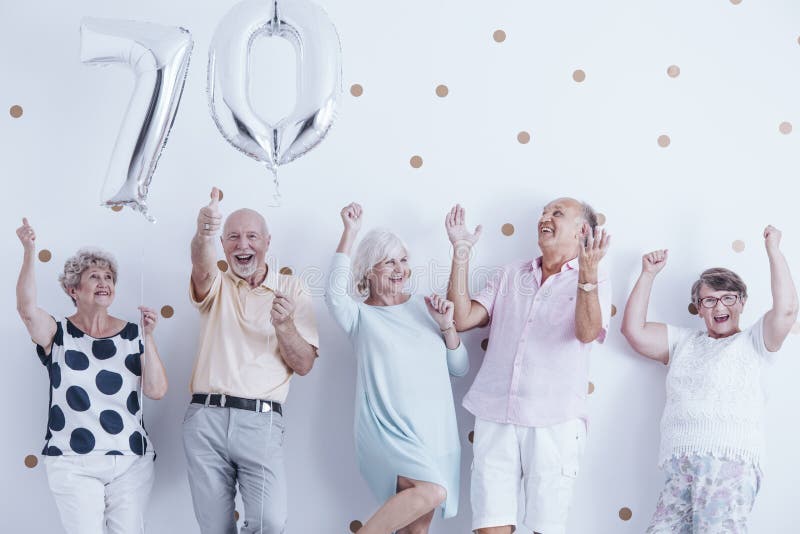 Gente senior sorridente che celebra con i palloni d'argento fotografie stock libere da diritti Gente senior sorridente che celebra con i palloni d'argento fotografie stock libere da diritti