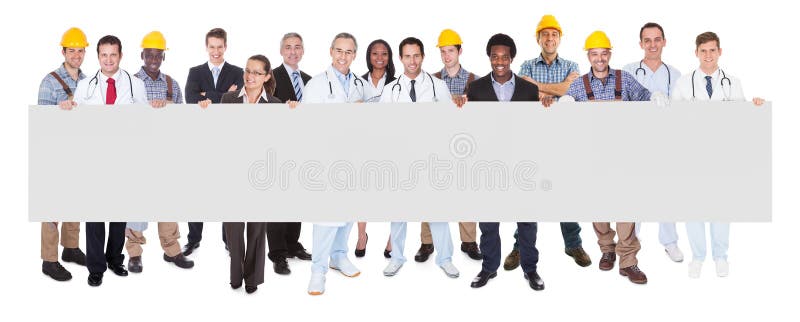 Gente sonriente con los diversos empleos que sostienen la cartelera en blanco foto de archivo Gente sonriente con los diversos empleos que sostienen la cartelera en blanco foto de archivo