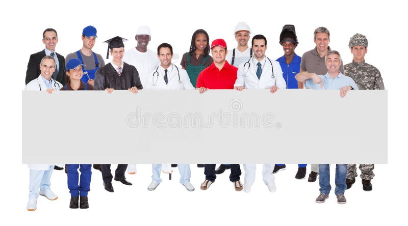 Gente sonriente con los diversos empleos que sostienen la cartelera en blanco fotografía de archivo libre de regalías Gente sonriente con los diversos empleos que sostienen la cartelera en blanco fotografía de archivo libre de regalías