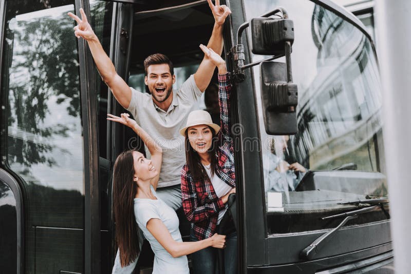 Gente sonriente joven que viaja en el autobús turístico fotografía de archivo libre de regalías Gente sonriente joven que viaja en el autobús turístico fotografía de archivo libre de regalías