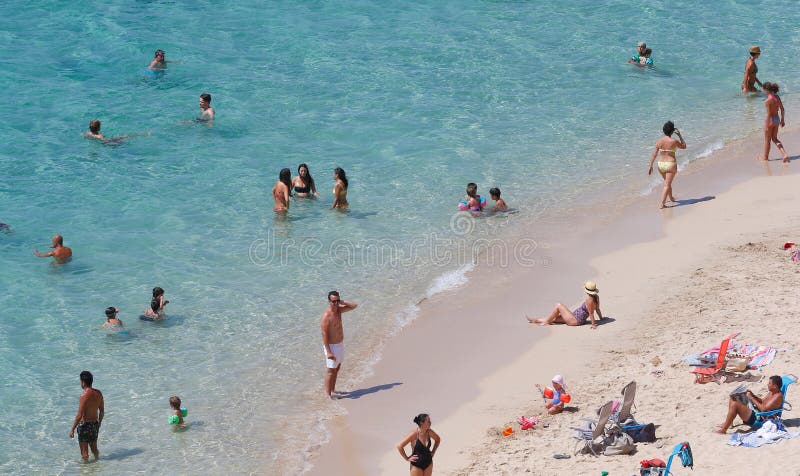 Vista De Personas Tomando Sol Y Nadando En La Playa De Magaluf En