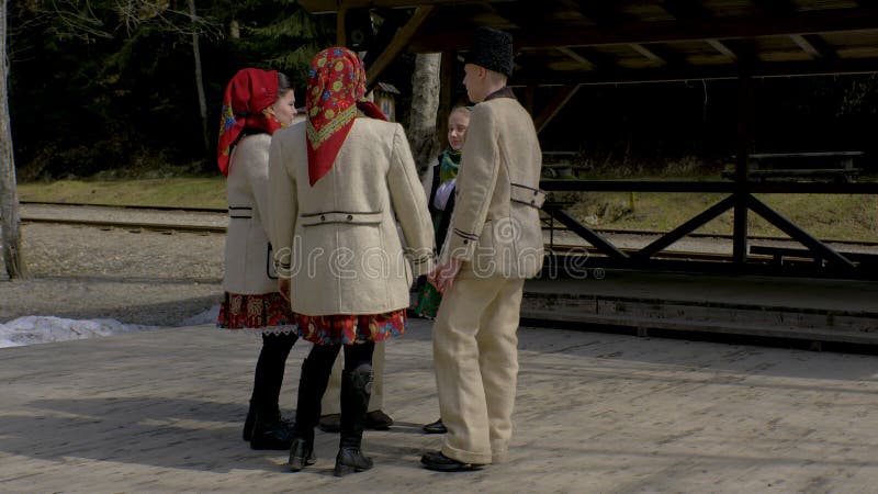 Gente vestida con trajes tradicionales bailando folk