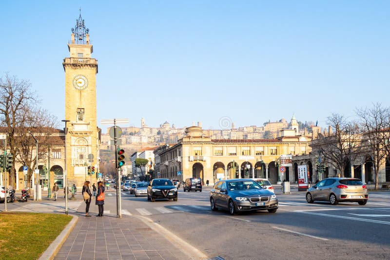 Gente y coches en la calle Viale Roma en Bérgamo imágenes de archivo libres de regalías Gente y coches en la calle Viale Roma en Bérgamo imágenes de archivo libres de regalías