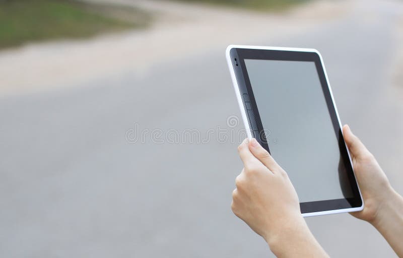 Gente y tecnología Primer de Person Holding Digital Tablet imagenes de archivo Gente y tecnología Primer de Person Holding Digital Tablet imagenes de archivo