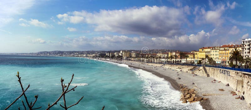Gentil, France, mars 2019 Panorama Mer azurée, vagues, promenade anglaise et repos de personnes Repos et détente par la mer Sur a images stock Gentil, France, mars 2019 Panorama Mer azurée, vagues, promenade anglaise et repos de personnes Repos et détente par la mer Sur a images stock
