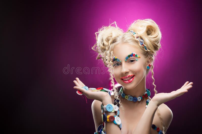 Gentille fille blonde de sourire d'enfant de visage mignon portant des acces de bijou de DIY photo stock Gentille fille blonde de sourire d'enfant de visage mignon portant des acces de bijou de DIY photo stock