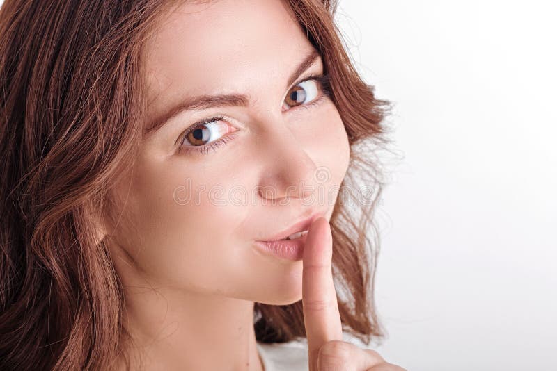 Gentille fille gardant le silence photo stock