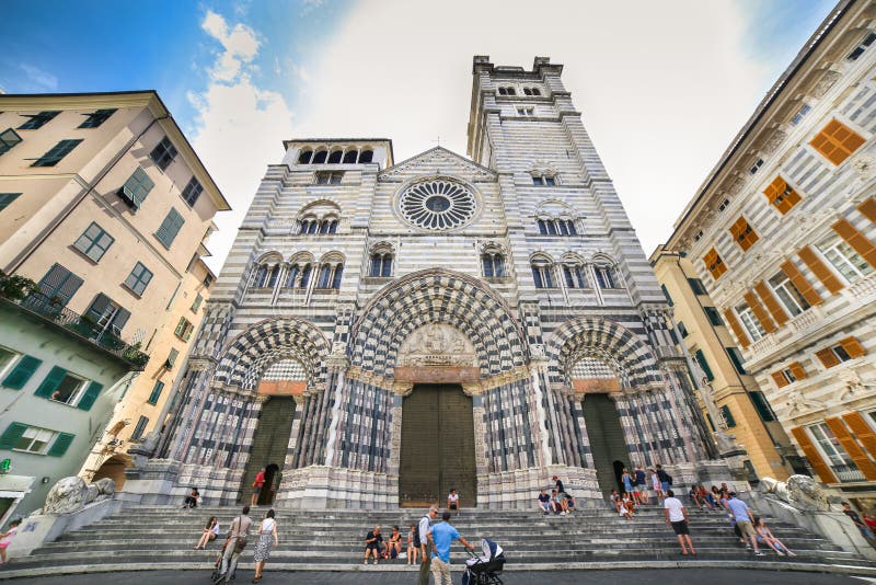 Genua - den Sanka Lawrence Cathedral med folk som kopplar av på trappan royaltyfri foto Genua - den Sanka Lawrence Cathedral med folk som kopplar av på trappan royaltyfri foto