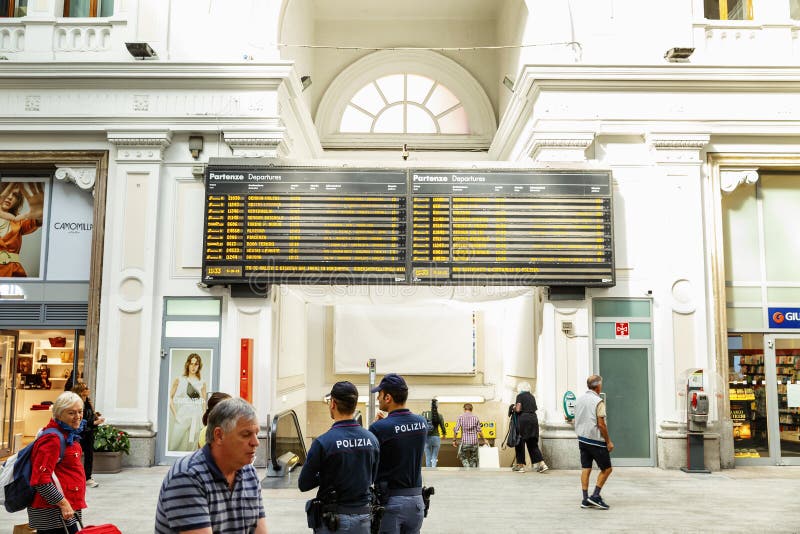 Genua, Italien, 10.5.2019: Altbau des Bahnhofs mit Fahrplanfahrplan Innenansicht stockbild Genua, Italien, 10.5.2019: Altbau des Bahnhofs mit Fahrplanfahrplan Innenansicht stockbild