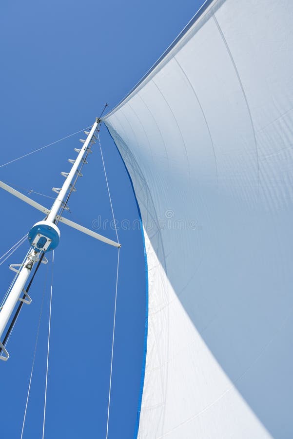 Genua jib seglar i vinden royaltyfri bild Genua jib seglar i vinden royaltyfri bild