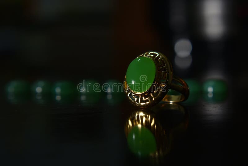 Genuine green jade It is a gold ring decorated with jade which is luxurious and expensive