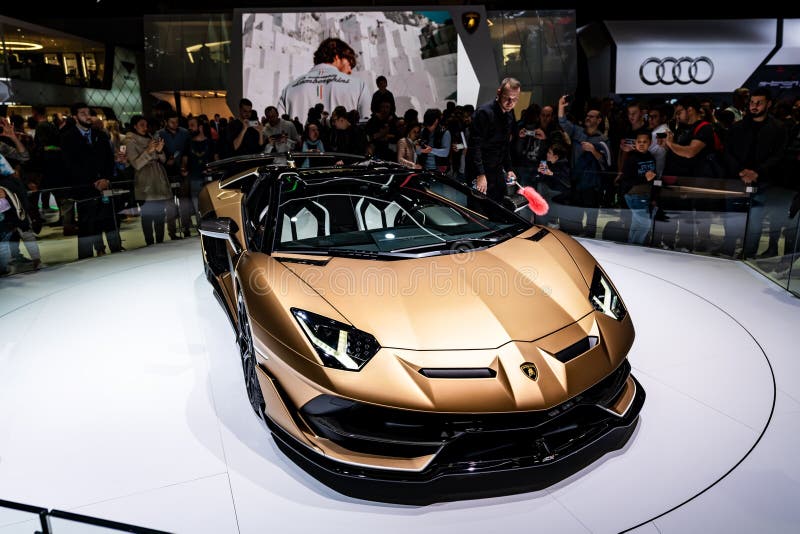 GENÈVE SCHWEIZ - MARS 10, 2019: Sikt av den internationella motorshowen för 89th Genève royaltyfri bild GENÈVE SCHWEIZ - MARS 10, 2019: Sikt av den internationella motorshowen för 89th Genève royaltyfri bild
