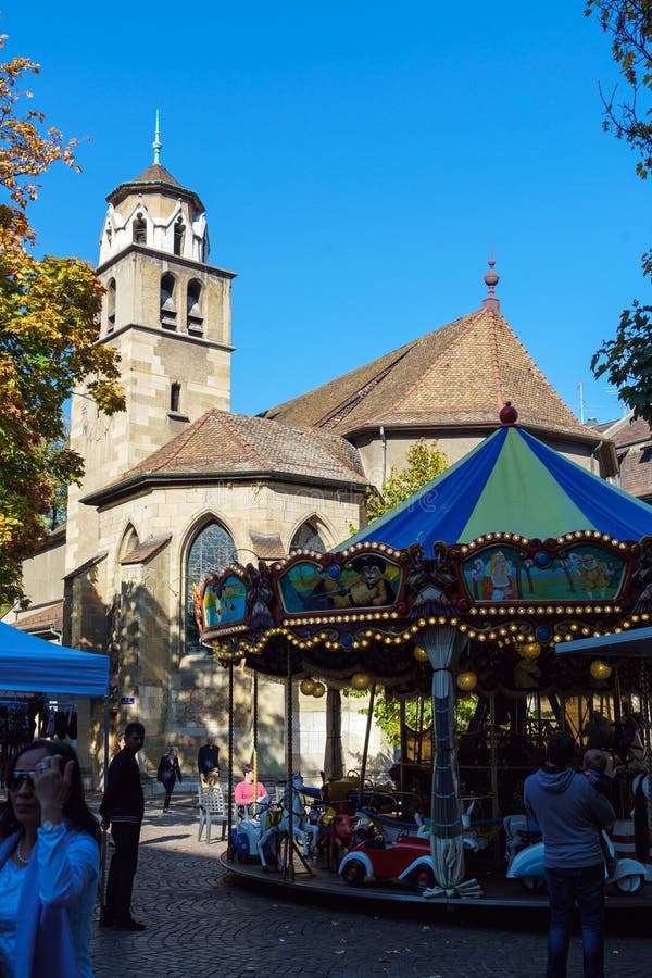 Genève, Zwitserland - Oktober 18, 2017: Oude Kathedraal en vrolijk royalty-vrije stock fotografie Genève, Zwitserland - Oktober 18, 2017: Oude Kathedraal en vrolijk royalty-vrije stock fotografie
