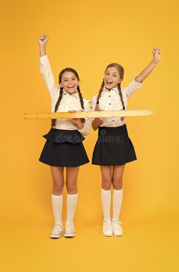 Geometrieschullektion. Teamwork-Konzept. Schließen oder weit. Messung der Fähigkeiten. Messdistanz. Messgeräte. Kinder stockbild