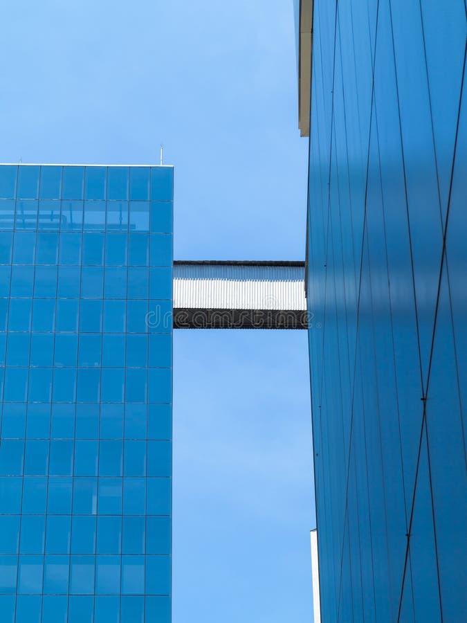 Geometrische blaue Glasfassade von IMS auf in Sao-Paulo lizenzfreie stockfotografie Geometrische blaue Glasfassade von IMS auf in Sao-Paulo lizenzfreie stockfotografie