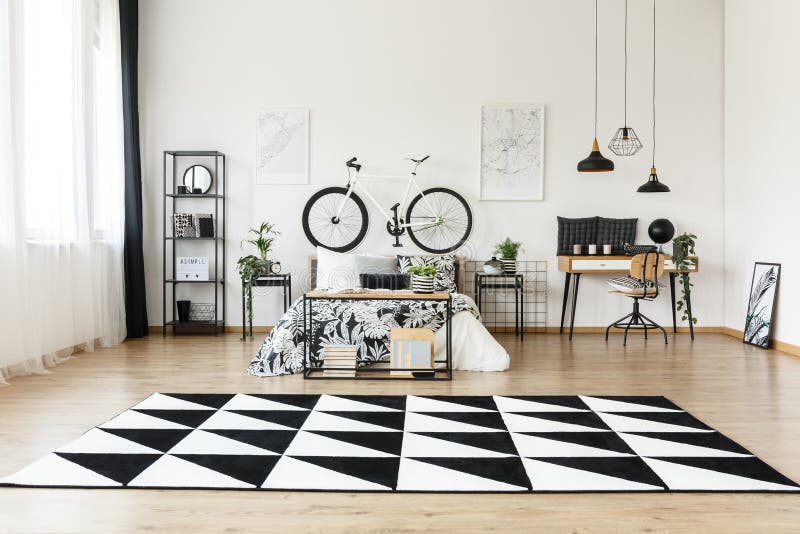 Geometryczny dywan w przestronnej sypialni zdjęcie stock Geometryczny dywan w przestronnej sypialni zdjęcie stock