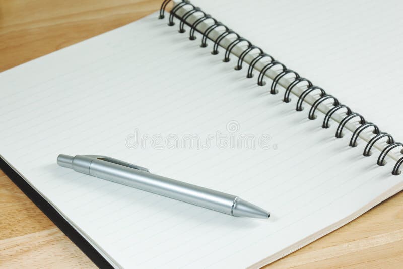 Open notitieboek met pen stock afbeeldingen