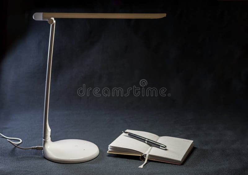 Geopende document agenda en Desktop LEIDENE lamp stock fotografie Geopende document agenda en Desktop LEIDENE lamp stock fotografie