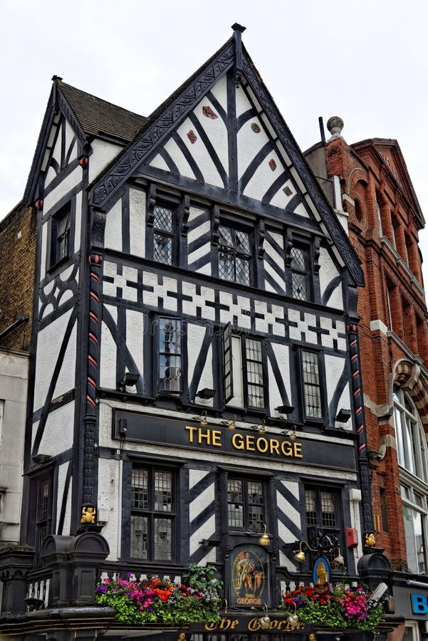 The George on Strand L'architettura spettacolare sul lato opposto delle Corti Reali di Giustizia, Londra, Regno Unito fotografia stock libera da diritti The George on Strand L'architettura spettacolare sul lato opposto delle Corti Reali di Giustizia, Londra, Regno Unito fotografia stock libera da diritti