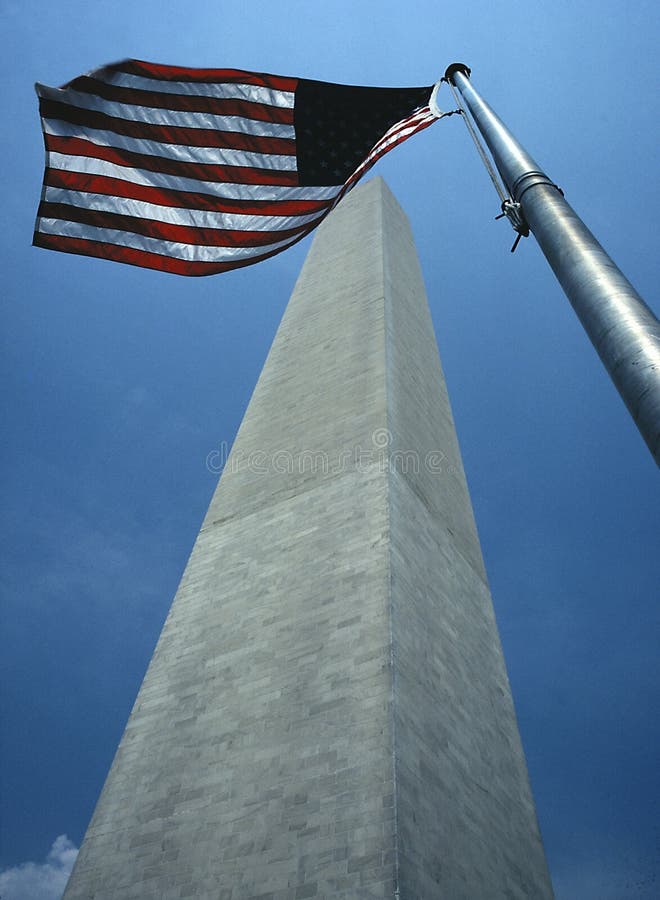 George Washington Monument con la bandiera americana fotografia stock libera da diritti George Washington Monument con la bandiera americana fotografia stock libera da diritti