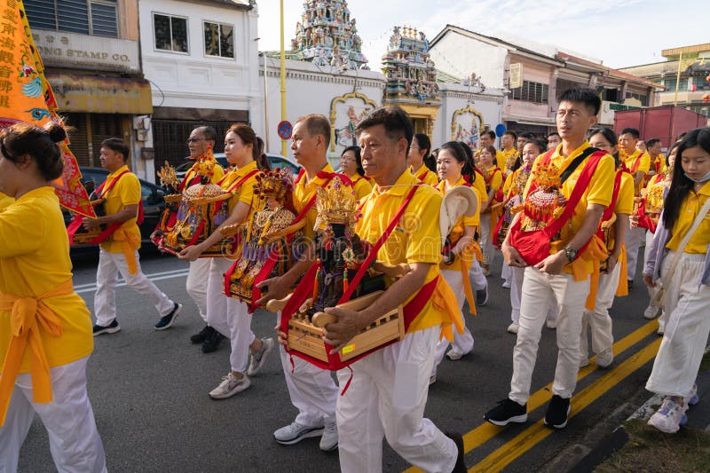 Georgetown Malaysia 5 febbraio 2025 : Un gruppo di uomini e donne vestite con indumenti tradizionali bianchi e gialli. immagini stock libere da diritti
