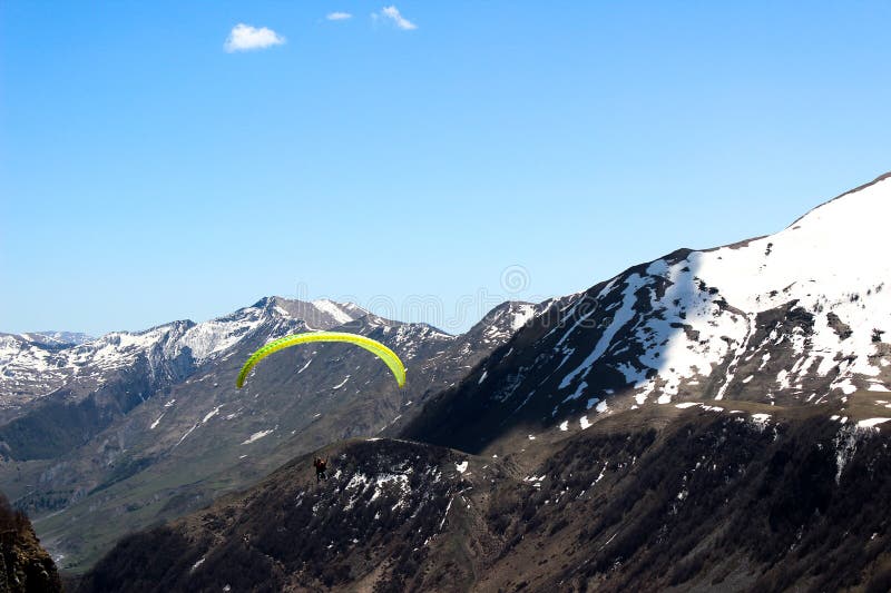 georgia Gudauri Landskap Skydiver bland bergen fotografering för bildbyråer georgia Gudauri Landskap Skydiver bland bergen fotografering för bildbyråer