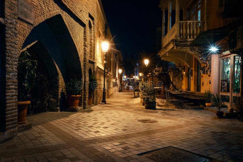 Georgia, Tbilisi - 05 02 2019 - Vista nocturna de las calles de la ciudad vieja de Tbilisi Luces antiguas de la arquitectura y de fotografía de archivo Georgia, Tbilisi - 05 02 2019 - Vista nocturna de las calles de la ciudad vieja de Tbilisi Luces antiguas de la arquitectura y de fotografía de archivo
