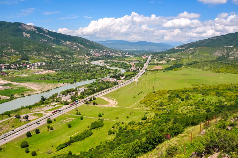 Georgische Militaire weg dichtbij Mtskheta, Georgië royalty-vrije stock afbeelding Georgische Militaire weg dichtbij Mtskheta, Georgië royalty-vrije stock afbeelding