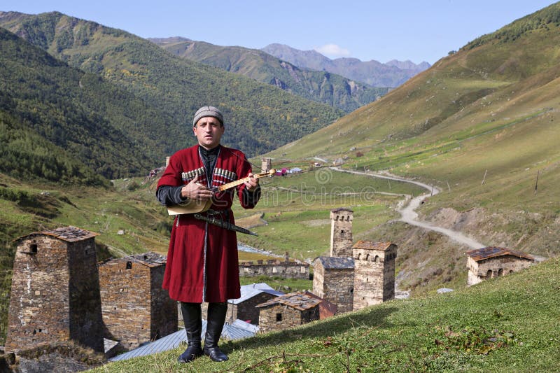 Georgischer Mann Spielt Lokales Musikinstrument Von Panduri Und Singt ...