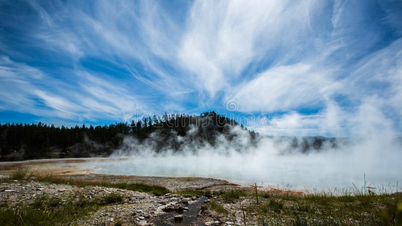Geotermiskt med ånga i yellowstone parkera royaltyfri foto