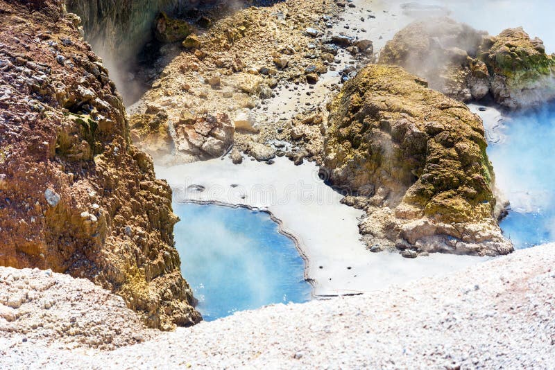 Geothermal pool in Wai-O-Tapu park, Rotorua, New Zealand royalty free stock photography Geothermal pool in Wai-O-Tapu park, Rotorua, New Zealand royalty free stock photography