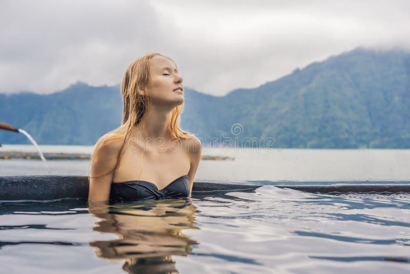 Geothermal Spa Vrouw het ontspannen in hete de lentepool tegen het meer heet de lentesconcept stock foto Geothermal Spa Vrouw het ontspannen in hete de lentepool tegen het meer heet de lentesconcept stock foto