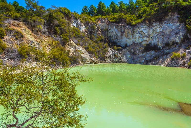 Geothermappool bij wai-o-Tapu of Heilige Wateren stock foto Geothermappool bij wai-o-Tapu of Heilige Wateren stock foto