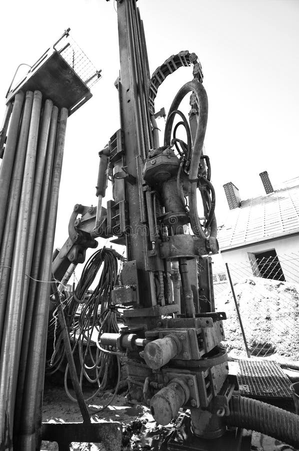 Geothermische zwart-witte boringsmachine stock afbeelding Geothermische zwart-witte boringsmachine stock afbeelding