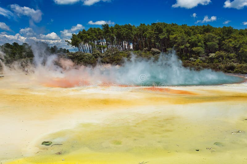 Geothermischer See nannte Champagne Pool an geothermischem Bereich Wai-O-Tapu nahe Rotorua, Neuseeland