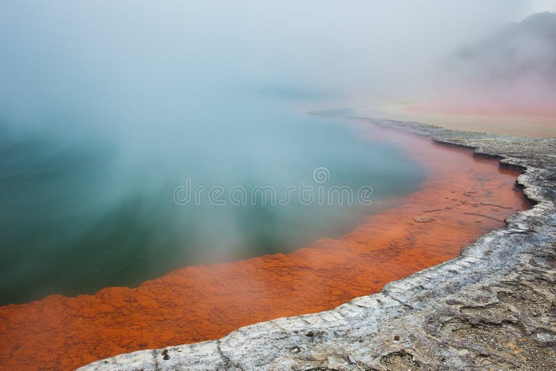Geothermischer See nannte Champagne Pool an geothermischem Bereich Wai-O-Tapu nahe Rotorua, Neuseeland lizenzfreies stockfoto Geothermischer See nannte Champagne Pool an geothermischem Bereich Wai-O-Tapu nahe Rotorua, Neuseeland lizenzfreies stockfoto