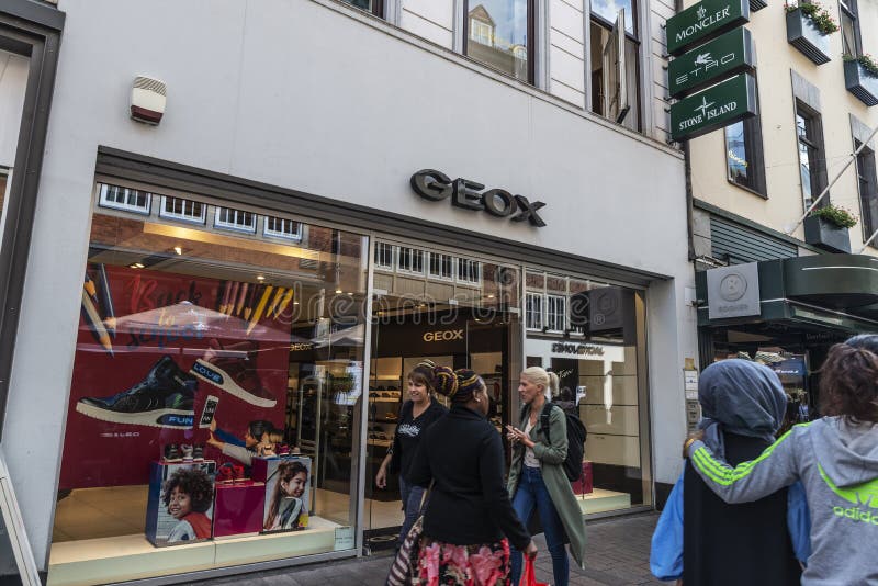 Bakken Ananiver verdrievoudigen Geox - Schoenenwinkel in Bremen - Duitsland Redactionele Afbeelding - Image  of diversiteit, vertoning: 219860175