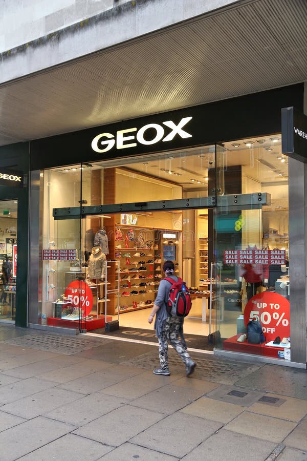 Bedankt arm na school Geox-schoenenwinkel redactionele stock afbeelding. Image of oxford -  162414704