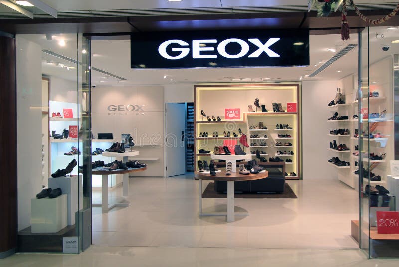 Trottoir wekelijks uitslag GEOX-winkel in Hong Kong redactionele afbeelding. Image of detailhandelaar  - 36009495