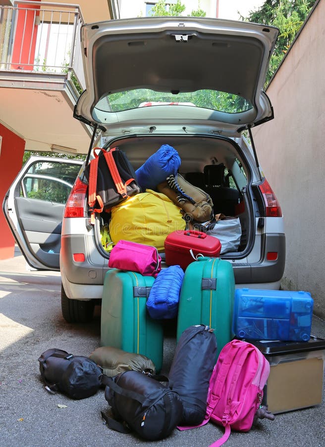 Gepäck Und Koffer Im Auto Für Abfahrt Stockfoto - Bild von reisen